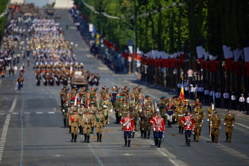 Български гвардейци поведоха военния парад във Франция