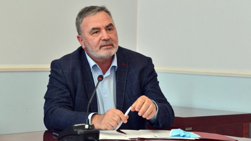 Доц. Кунчев: Засега не се налага носене на маски в градския транспорт и магазините