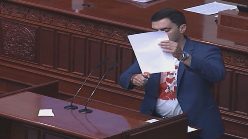 Ескалации в парламента на Северна Македония: Депутат изгори френското предложение