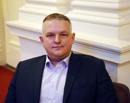 Доц. Антон Тонев за COVID: Не очакваме да стигаме до затваряне на заведения