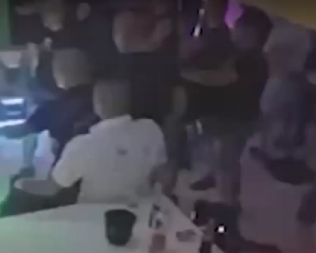 Масово сбиване между футболни фенове и полицаи в дискотека в Созопол