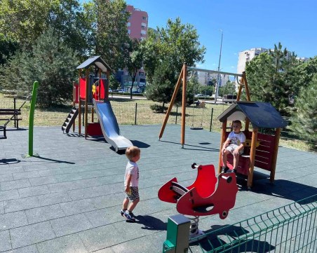 Нова площадка за игра радва децата на 