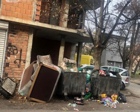 Специализирана техника събира стари мебели и електроника в Пловдив