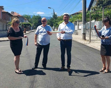 Улица в Белащица с нов асфалт, откриха я с пита и мед