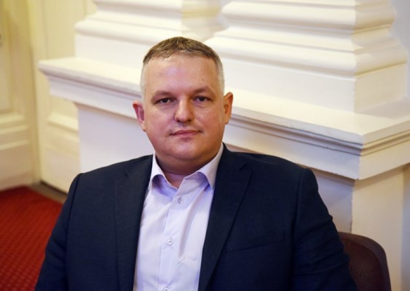 Доц. Антон Тонев за COVID: Не очакваме да стигаме до затваряне на заведения