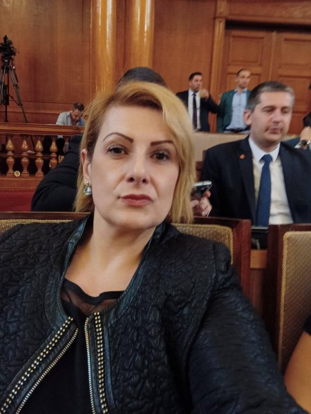 Елена Гунчева извади чат с Костадинов за организирани протести