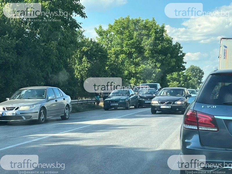 Катастрофа с 6 коли блокира движението на един от изходите на Пловдив