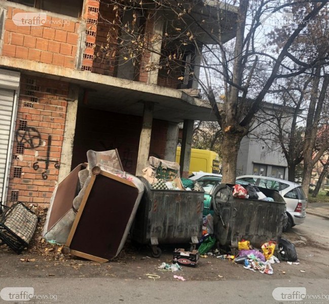 Специализирана техника събира стари мебели и електроника в Пловдив