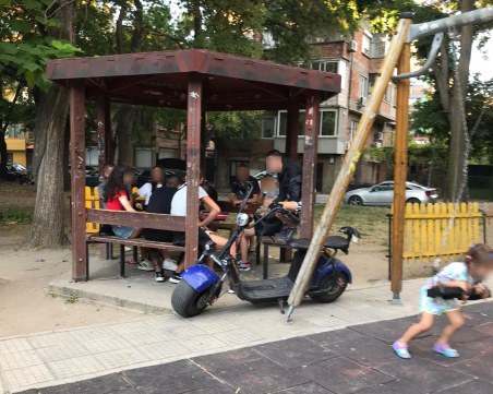 Майки vs тийнейджъри в Кючука - спорят във фейбук редно ли е поведението им