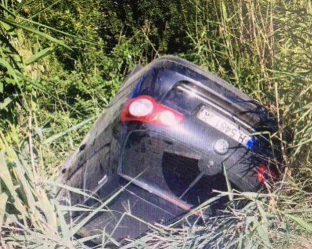 Пиян тийнейджър открадна кола, преобърна се в канавка