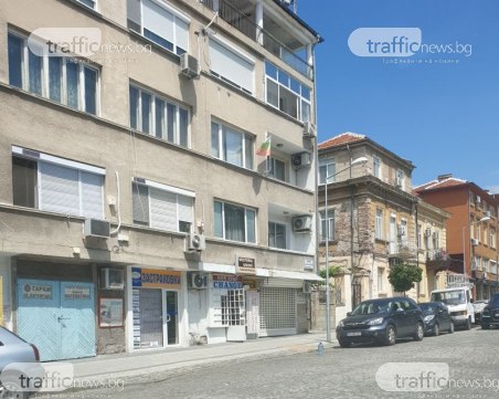 Пловдивчанин: Докога ще се пази паркомясто с туби в центъра на града?