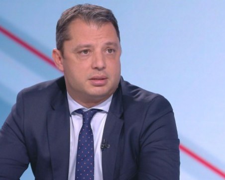 Делян Добрев с два сценария за поевтиняване на горивата