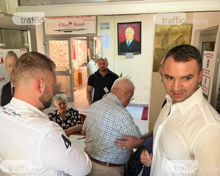 Екшън в Пловдив! Гавази на Нинова завардиха централата на БСП – пускат само 