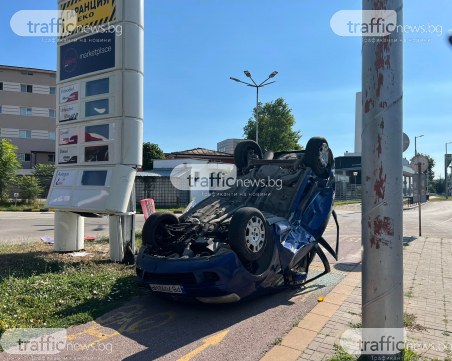 Кола се обърна по таван при тежка катастрофа и удар в бензиностанция в Пловдив