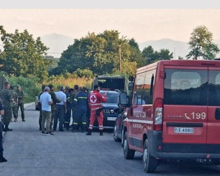 Отцепиха района около разбилия се военен самолет, чакат ядрено-биологична защита