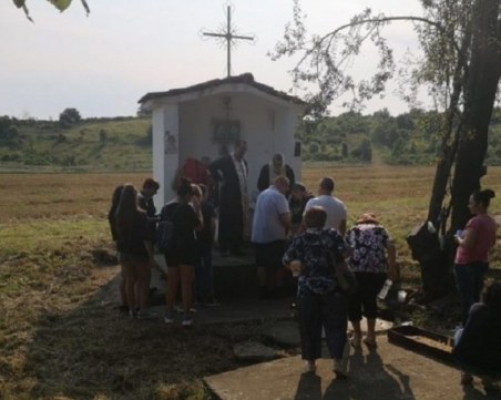 Прочуто аязмо цери болести навръх Св. Марина