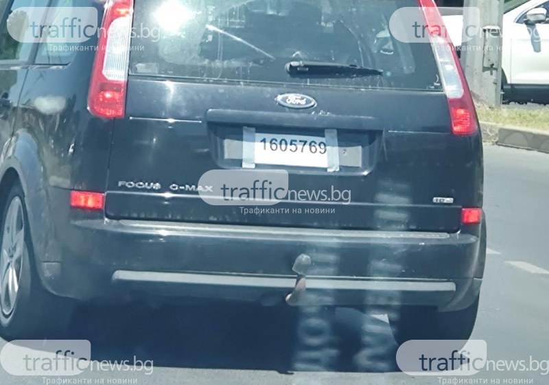 Абсурд! Кола с хартиен номер се движи по централни улици в Пловдив