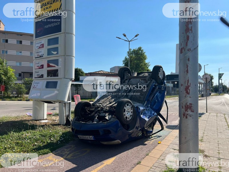 Кола се обърна по таван при тежка катастрофа и удар в бензиностанция в Пловдив