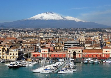 Най големият активен вулкан в Европа Етна се плъзга на