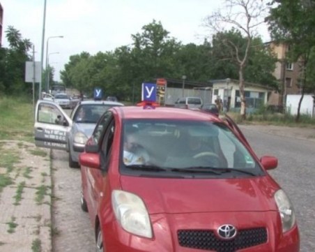 Част от автошколите намалят кормуването до 20 часа, за да не вдигат цената