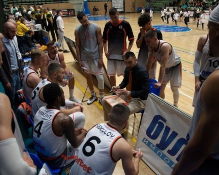 Двама основни играчи на Академик остават в отбора и за следващия сезон