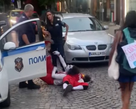 Клоуни vs полицаи = истинско шоу в центъра на София