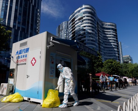 Масово тестват за COVID жителите на Шанхай