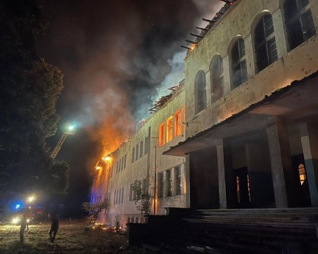 Повдигнаха обвинение на жената, запалила училището в село Васил Левски
