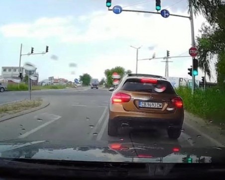 Толкова ли струва животът на децата ни и околните? Шофьор изпреварва неразумно по Пловдивските пътища