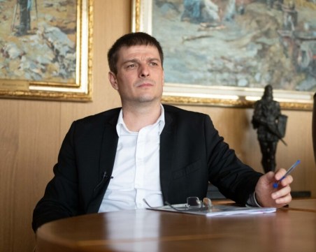 Заведоха иск срещу бившия директор на 