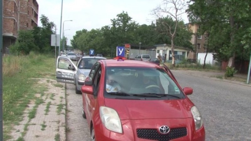 Част от автошколите намалят кормуването до 20 часа, за да не вдигат цената