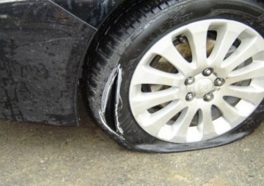 40 годишен мъж срязал гумите на полицейски автомобил и на служебен