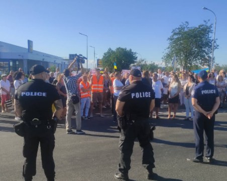 Хотелиери и украинско бежанци блокираха пътя Бургас - Слънчев бряг