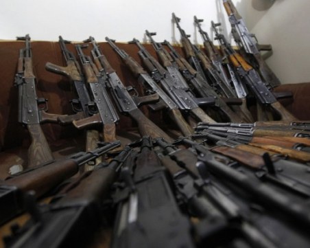 Откриха автомати, патрони и 20 кг марихуана в кола в Бургас