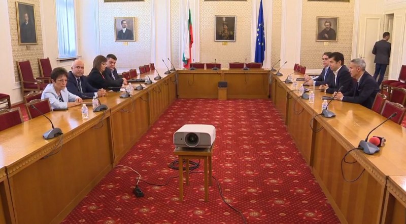 БСП седна на масата за преговори с ПП, очаква от тях министър-председател
