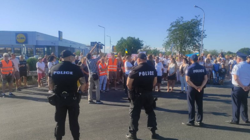 Хотелиери и украинско бежанци блокираха пътя Бургас - Слънчев бряг