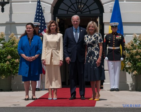 Олена Зеленска на посещение в Белия дом, Байдън я посрещна с букет