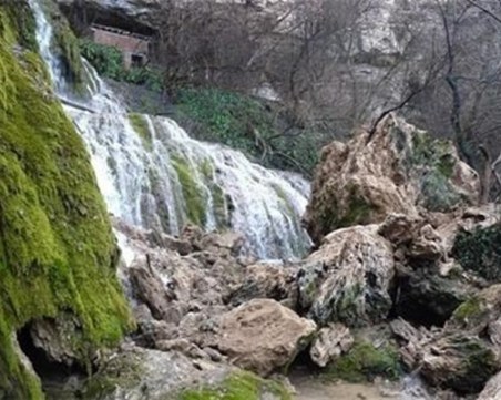Планински спасители откриха мъртъв мъж край скалите до водопад в Банско