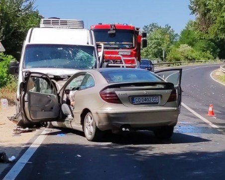 Тежка катастрофа затвори Подбалканския път, има загинал