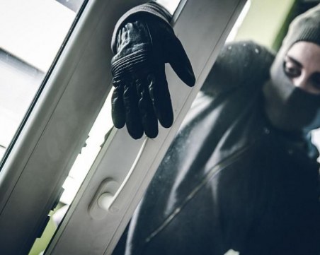 Тийнейджър обра храм в Батак, друг задигна портмонето на украинка