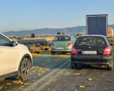 ТИР катастрофира и разпиля портокали на Околовръстното в София