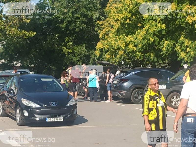 Феновете на Ботев започнаха да прииждат на Националния стадион