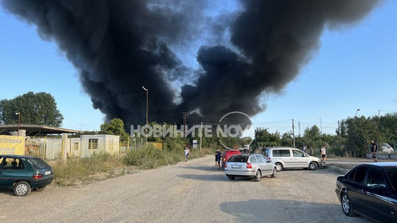 Голям пожар обгазява Бургас, гори депо за отпадъци