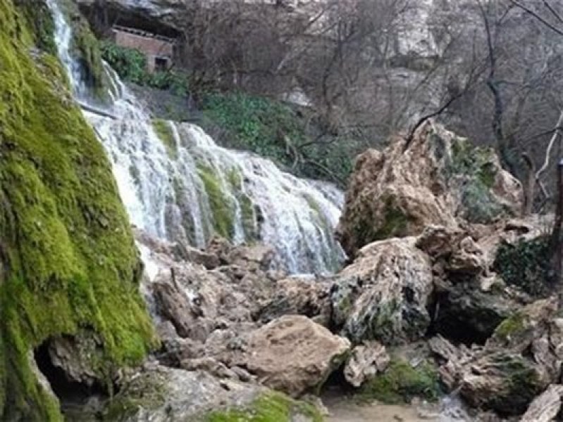Планински спасители откриха мъртъв мъж край скалите до водопад в Банско