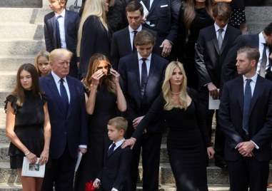 Всички членове от семейство Тръмп се събраха днес за погребението