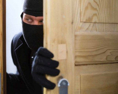 Апаш претараши наргиле-бар  в Пещера, влязъл през вентилацията