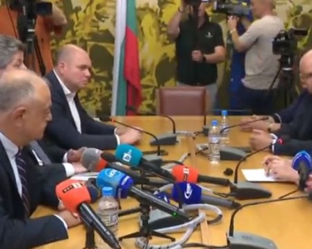 Взаимни комплименти между БСП и ДБ, по-активни преговори след номинацията за премиер