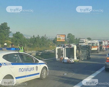 Автомобил се обърна на АМ Тракия, движението е затруднено