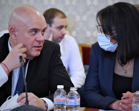 Гешев със 120 тома с правна литература при депутатите