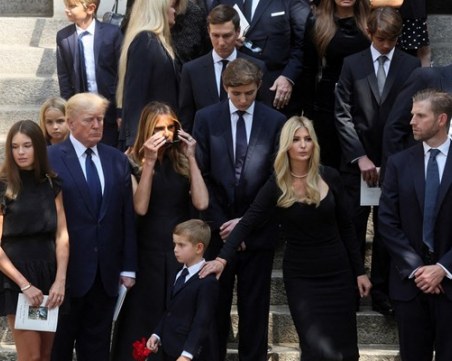 Кланът Тръмп се събра за погребението на Ивана